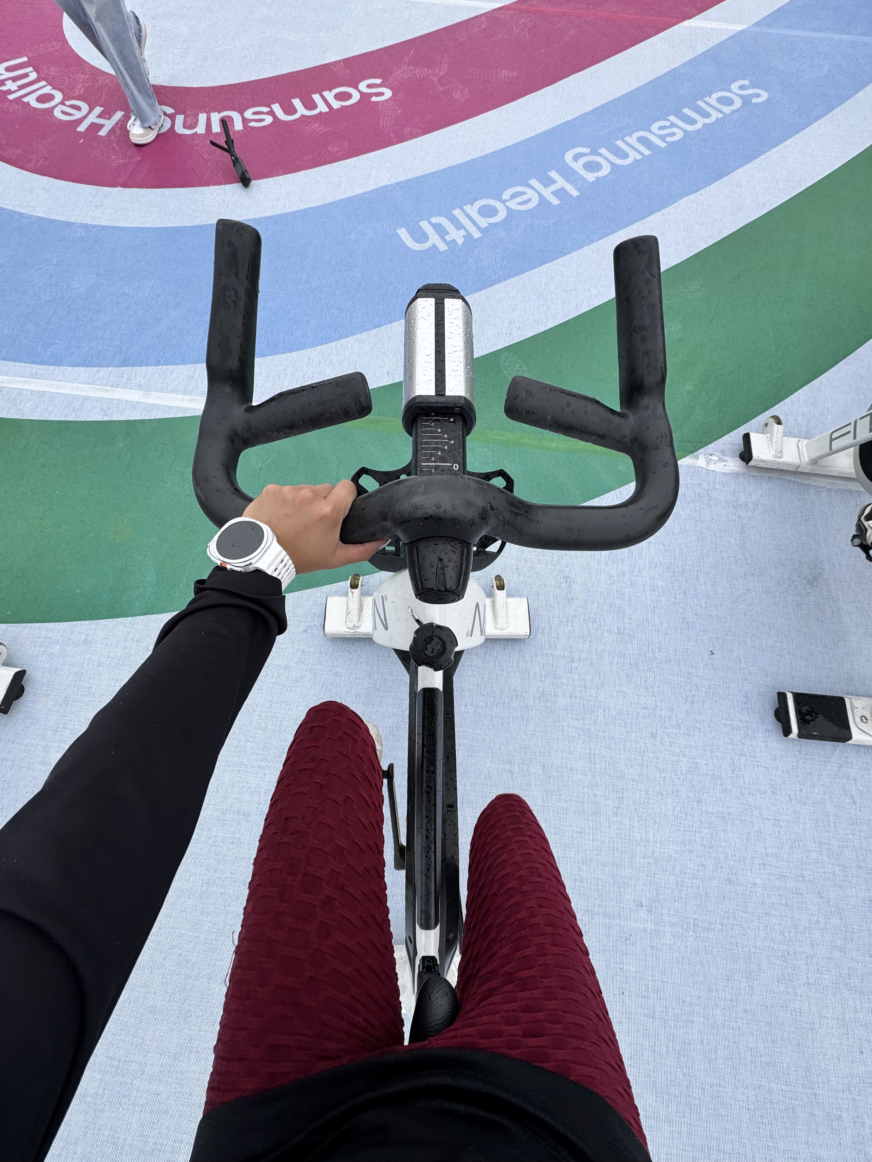 bicicleta fija como ejercicio al aire libre en el helipuerto con samsung watch ultra